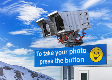 Mt. Titlis, Switzerland - 12 October, 2015: facility for taking selfies on the Cliff Walk bridge. The Titlis Cliff Walk is a pedestrian suspension bridge along the cliff of Mount Titlis in the Swiss Alps. Built at around 3000 m above sea level, it is consのeditorial素材