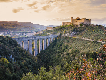 Scenic view of Albornoz medieval castle and Ponte delle Torri, Spoleto, Italyのeditorial素材