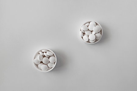 close-up of pantothenic acid (vitamin b5) tablets on white background. dietary concept. dietary supplement topviewの写真素材