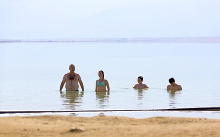 EIN GEDI/ISRAEL - 2  AUGUST 2014: people standing waist-deep in the dead sea. 2 august 2014 Ein Gedi.のeditorial素材