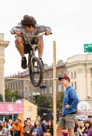 KHARKOV, UKRAINE - JUNE 11, 2016: Extreme high jump on a bicycleのeditorial素材