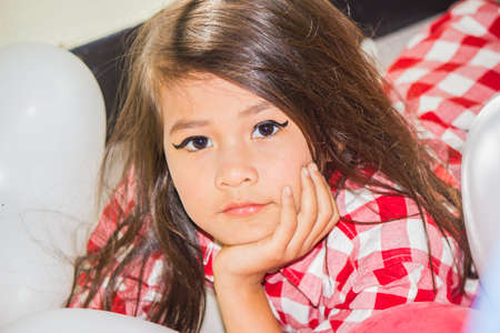 Of the cheerful little girl in such manner.の写真素材