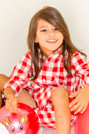 Of the cheerful little girl in such manner.の写真素材