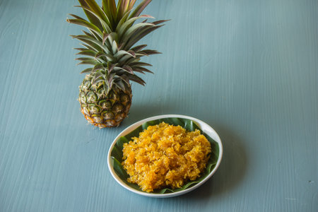 Pineapples are processed into pineapples, stirred, sweet, fragrant, delicious, can be stored for a...