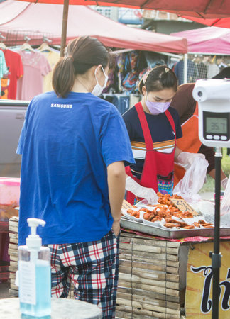 Ratchaburi, Thailand - Aug10 : Covid-19 prevention screening service For the people, both merchants and people who come to buy things at the market on August 10, 2021 Ratchaburi, Thailand.のeditorial素材