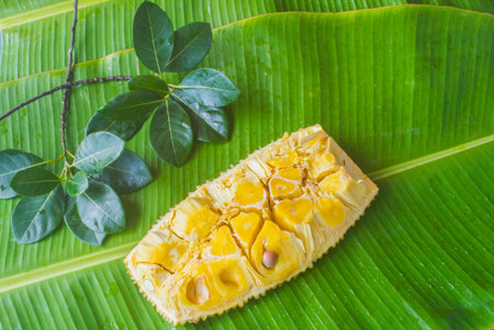 Ripe jackfruit has many properties. It is divided into pieces with banana leaves.