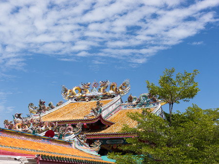 Chinese dragon statue on roofの写真素材