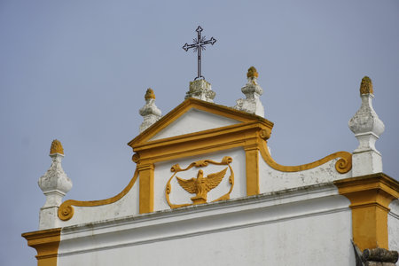 Discovering the narrow and picturesque streets of Evora, Portugal, featuring the famous whitewashed housesの写真素材