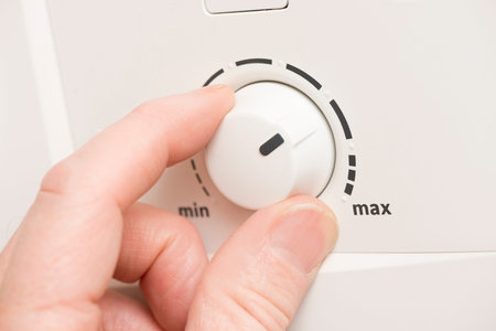 Hand turning a minimum-maximum level dial