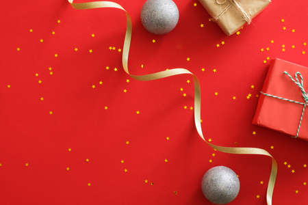 Christmas banner. Background Xmas design of wrapped gifts box, glitter gold confetti, silver baubles balls, festive ribbon. Christmas poster, greeting card mockup, website hero header templateの写真素材
