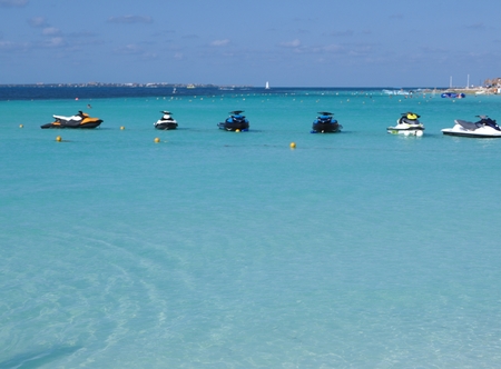 Beauty view of sandy beach panorama at bay of Caribbean Sea in Cancun city in Mexico landscapes with clear turquoise water and blue sky in 2018 warm sunny winter day - vertical, North America on Marchの写真素材