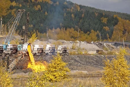 The molten steel is poured into the slag dumpの写真素材