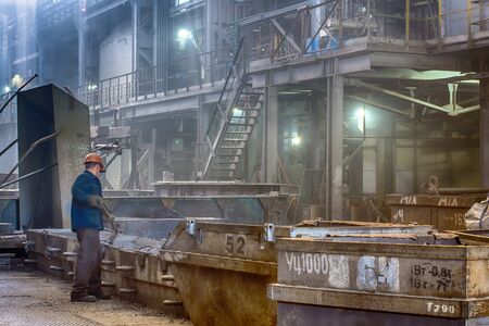 Novokuznetsk, Russia - MAY 25, 2016 Casting ferroalloy factoryのeditorial素材