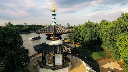 Aerial View Battersea Park and Peace Pagoda Temple in London. Thames River and Peace Pagoda Buddhist Temple on a Sunny Dayのeditorial素材
