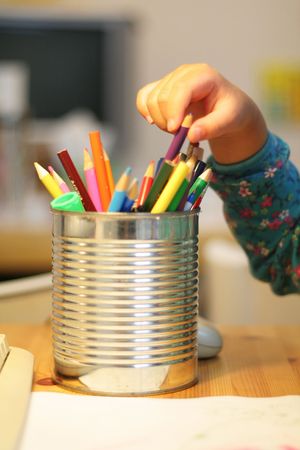 child picks a pencil from pencil vase,  hand close upの写真素材