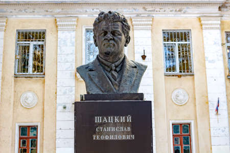 OBNINSK, RUSSIA - FEB. 2016: Monument to the renowned teacher Stanislav Teofilovich Shatsky in Obninsk. The organizer of the school-colony "Bodraya zhizn". Sculptor Merkurov, 1937.のeditorial素材