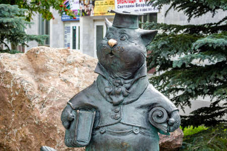 Obninsk, Russia - August 2015: Sculpture "Cat the Scientist" on a summer day - a symbol of education and science in the city of Obninskのeditorial素材