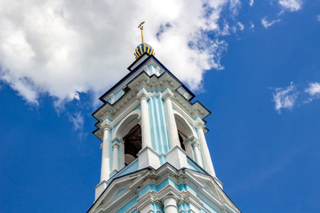 KALUGA, RUSSIA - AUG. 2017: The Assumption Church za verhom in Kaluga
