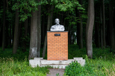 Krasnyi gorodok, Russia - July 2019: Monument to Lenin on the background of the linden park of the estate Gorodnya (Galician nobles) near Kaluga. Ferzikovsky District, Kaluzhskiy regionのeditorial素材