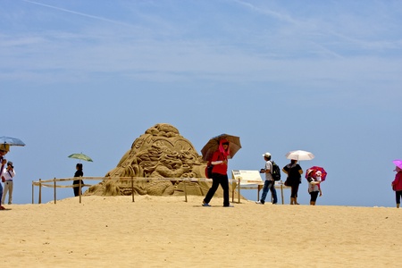 Many people visit Sand Sculpture Festival on May 31,2011 in Fulong,Taiwanのeditorial素材