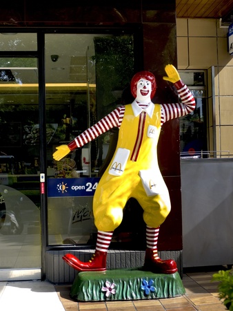 Uncle Macdonal statue stand in fron restaurant in Taiwanのeditorial素材