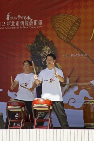 NEW TAIPEI CITY,TAIWAN -November 3,2012:drum performance in LuZhou elementary School for celebrating the Taiwanese Traditional Art Festival on November 3,2012 in New Taipei City,Taiwan .のeditorial素材