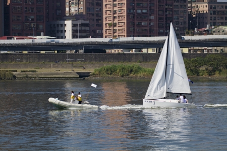 TAIPEI,TAIWAN -November 10,2012:Keel Boat Sailing on river in 2012 Taipei Keel Boat Competition in Dadaocheng Wharf on November 10,2012 in Taipei,Taiwanのeditorial素材