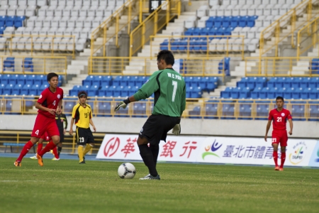 TAIPEI,TAIWAN -November 14,2012:football players in the All-Taiwan Intercity Football Competition in Taipei stadium on November 14,2012 in Taipei,Taiwanのeditorial素材