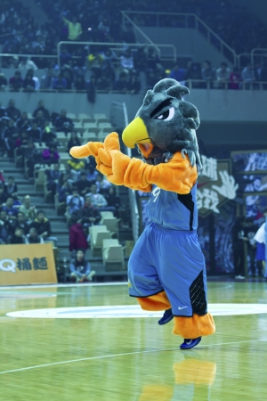 New Taipei City - March 03:  ShinRong high school mascot in an HBL champion basketball game at the XinZhuang Sports  Centre on March 03, 2013 in New Taipei City, Taiwan. The NengRen high school beat the ShinRong high school.のeditorial素材