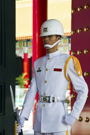 Taipei, TAIWAN-JUNE 8,2013: Taiwan honor guard in handing-over ceremony at National Revolutionary Martyrs' Shrine on JUNE 8,2013 in Taipei,Taiwanのeditorial素材