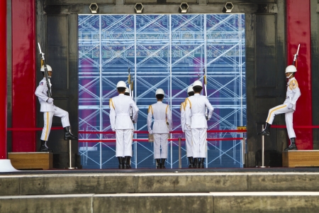 Taipei, TAIWAN-JUNE 8,2013: Taiwan honor guard in handing-over ceremony at National Revolutionary Martyrs' Shrine on JUNE 8,2013 in Taipei,Taiwanのeditorial素材