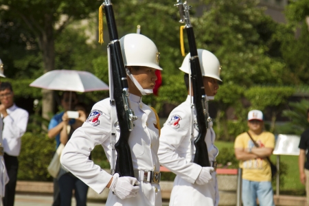 Taipei, TAIWAN-JUNE 8,2013: Taiwan honor guard in handing-over ceremony at National Revolutionary Martyrs' Shrine on JUNE 8,2013 in Taipei,Taiwanのeditorial素材