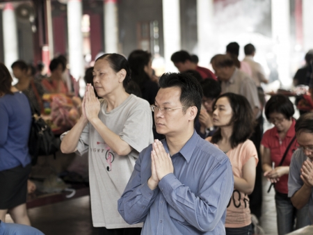 TAIPEI, TAIWAN-JUNE 13,2013:traditional asian praying for chinese god at Hsing Tian Kong on JUNE 13,2013 in Taipei,Taiwanのeditorial素材
