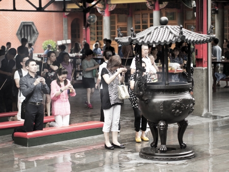 TAIPEI, TAIWAN-JUNE 13,2013:traditional asian praying for chinese god at Hsing Tian Kong on JUNE 13,2013 in Taipei,Taiwanのeditorial素材