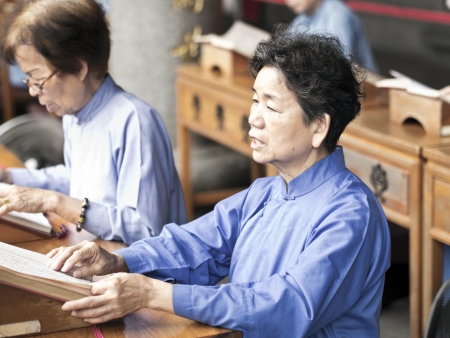 TAIPEI, TAIWAN-JUNE 13,2013:traditional asian praying for chinese god at Hsing Tian Kong on JUNE 13,2013 in Taipei,Taiwanのeditorial素材