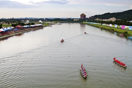 TAIPEI, TAIWAN-JUNE 9,2013:dragonboat teams racing during the 2013 Taipei Dragon Boat festival on JUNE 9,2013 in Taipei,Taiwanのeditorial素材