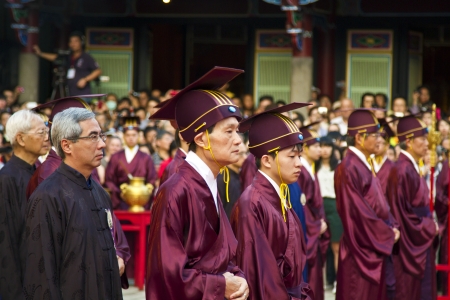 Taipei , Taiwan : September 28 : chinese people celebrate the birthday of Confucius in Confucius temple in Taipei , September 28 , 2013 in Taipei ,Taiwanのeditorial素材