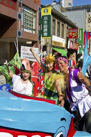 New Taipei City, Taiwan - OCT 03, 2015: Carnival Dancers in the Tamsui Environmental Arts Festival Paradeのeditorial素材