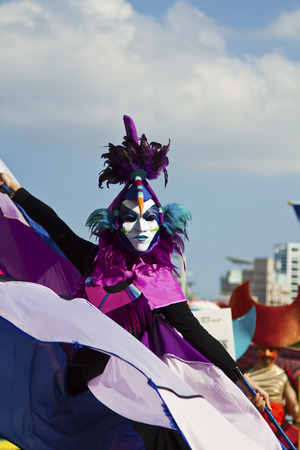 New Taipei City, Taiwan - OCT 03, 2015: Carnival Dancers in the Tamsui Environmental Arts Festival Paradeのeditorial素材