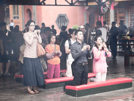 Asia people praying for chinese god in Hsing Tian Kong,Taipei,TAiwanのeditorial素材