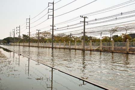 Bangkok, Thailand - November 14: The street in front of Thammasat University, Rangsit Campus has been flooding the Internet as the car can not run through November 14, 2011 at Thammasat University Rangsit, Bangkok, this is the worst flood in the history oのeditorial素材