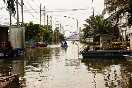 Bangkok, Thailand - November 14: The entrance to the Nava Nakorn Industrial Park is a high flood. I need a boat to travel in - from November 14, 2011 at Nava Nakorn Industrial Park. Bangkok This is the worst flood in the history of Thailand.のeditorial素材