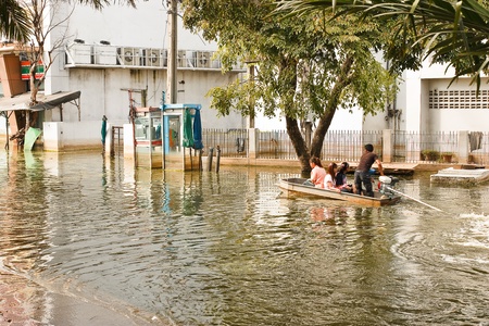 Bangkok, Thailand - November 14: The entrance to the Nava Nakorn Industrial Park is a high flood. I need a boat to travel in - from November 14, 2011 at Nava Nakorn Industrial Park. Bangkok This is the worst flood in the history of Thailand.のeditorial素材