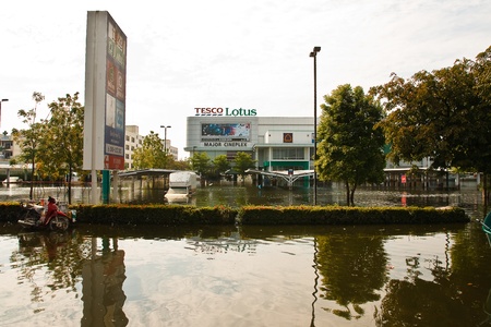 Bangkok, Thailand - November 14: Home shopping Lotus. Nava Nakorn Industrial Park is in high flood, November 14, 2011 at Nava Nakorn Industrial Park. Bangkok This is the worst flood in the history of Thailand.のeditorial素材