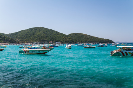 Foto de PATTAYA, THAILAND - December 31, 2014: tourist boat at Beach, in Ko Lan ( Larn Island ) on December 31, 2014 in Pattaya, Thailand. - Imagen libre de derechos