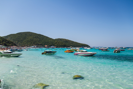 PATTAYA, THAILAND - December 31, 2014: tourist boat at Beach, in Ko Lan ( Larn Island ) on December 31, 2014 in Pattaya, Thailand.のeditorial素材
