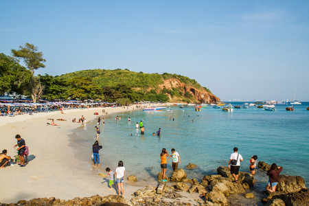 PATTAYA, THAILAND - January 1, 2015:  tourists playing at Beach, in Ko Lan ( Larn Island ) on January 1, 2015 in Pattaya, Thailand.のeditorial素材