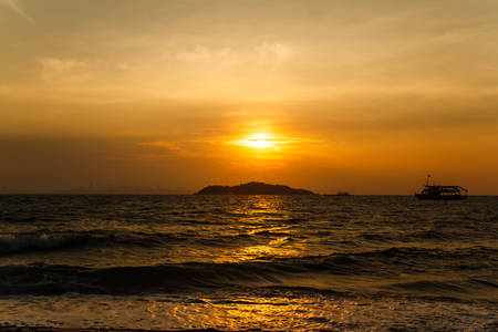 Sunset at the beach on Koh Larn Pattaya.Thailandの写真素材