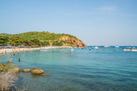 PATTAYA, THAILAND - January 1, 2015:  tourists playing at Beach, in Ko Lan ( Larn Island ) on January 1, 2015 in Pattaya, Thailand.のeditorial素材