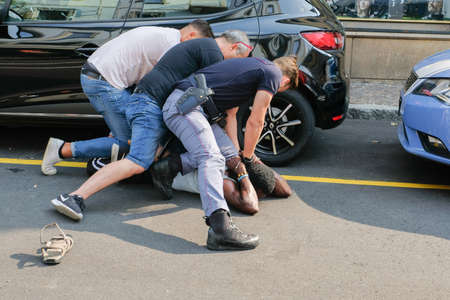 Italy, Como, 09/14/2020, Italian police arrest black man after scuffle. Thrown to the ground immobilized with handcuffs, the man had attacked his wifeのeditorial素材